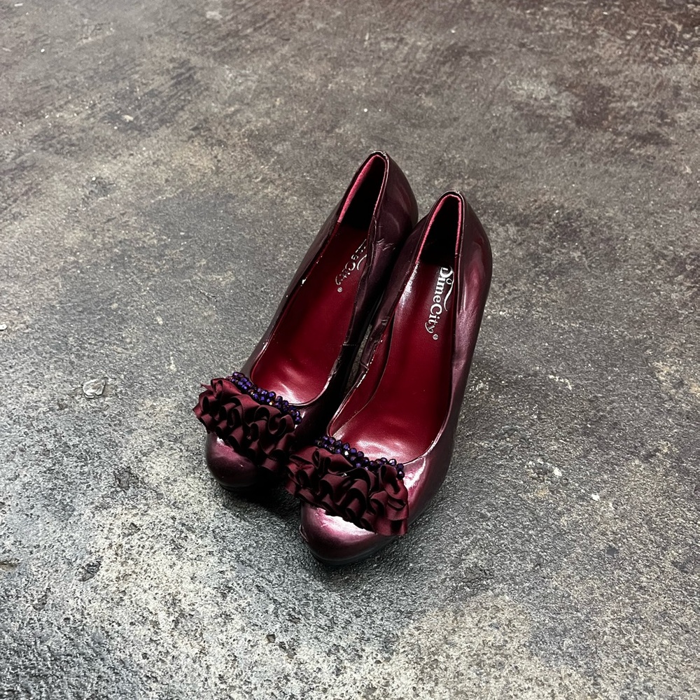 Y2K “Dime city” Burgundy velvet ruffle heels flower design - wmns sz 6